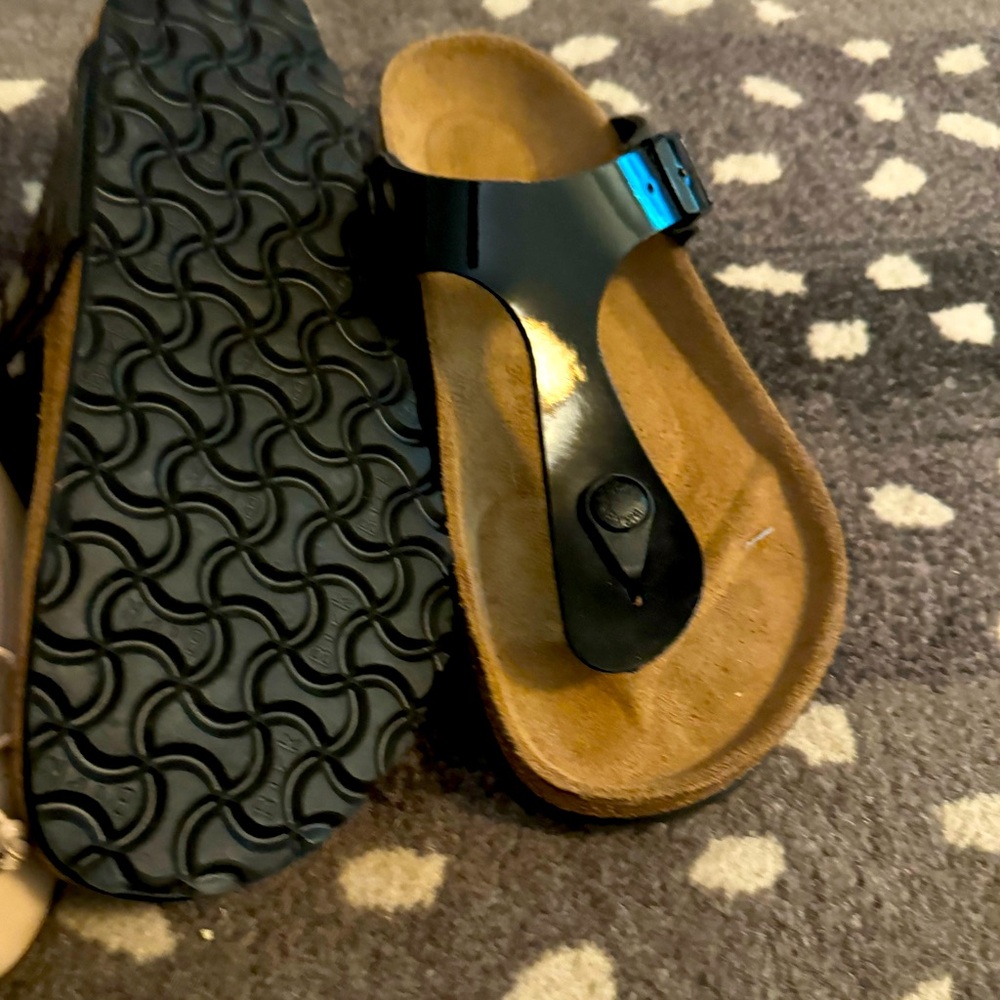 EUC Birkenstock Gizeh size 36 black patent